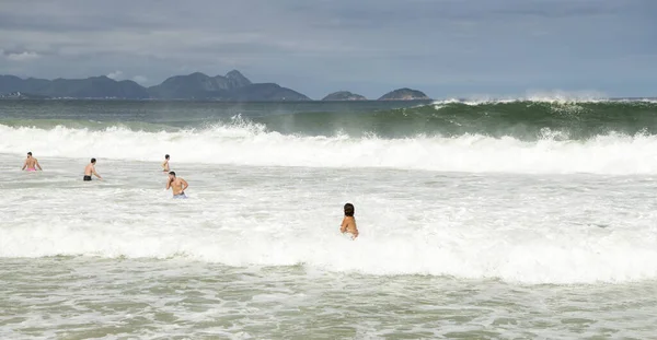 Рио Жанейро Бразилия Февраля 2020 Года Граждане Плавают Пляже Копакабана — стоковое фото