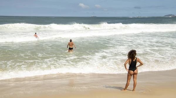 Рио Жанейро Бразилия Февраля 2020 Года Граждане Плавают Загорают Пляже — стоковое фото