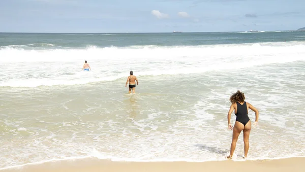 Rio Janeiro Brasil Лютого 2020 Громадяни Плавають Затоплюють Пляж Копакабана — стокове фото