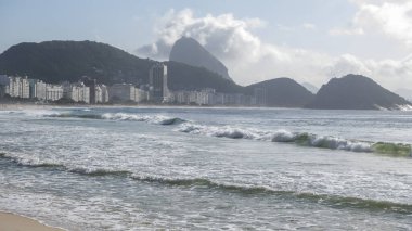 Copacabana sahilinde okyanus sörfü. Rio de Janeiro, Şubat 2020