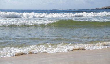 Copacabana sahilinde okyanus sörfü. Rio de Janeiro, Şubat 2020