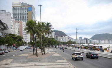 Rio de Janeiro, Brasil- Mart 04, 2020: Avenida Atlantica 'da insanlar açık hava aktivitelerine katılıyorlar. Taşıyıcı araçlar
