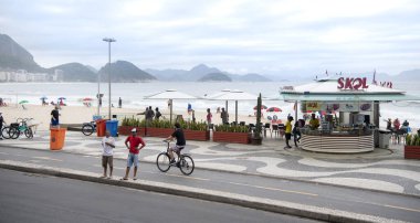 Rio de Janeiro, Brasil- Mart 04, 2020: Avenida Atlantica 'da insanlar açık hava aktivitelerine katılıyorlar. Taşıyıcı araçlar