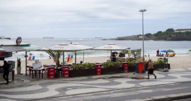Rio de Janeiro, Brasil- Mart 04, 2020: Avenida Atlantica 'da insanlar açık hava aktivitelerine katılıyorlar. Taşıyıcı araçlar