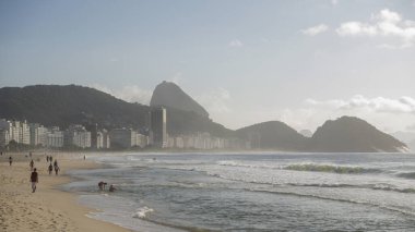  Rio de Janeiro, Brasil- 05 Mart 2020: Vatandaşlar Copacabana sahilinde yüzüyor ve güneşleniyor