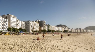  Rio de Janeiro, Brasil- 05 Mart 2020: Copacabana sahilinde güneşlenen vatandaşlar