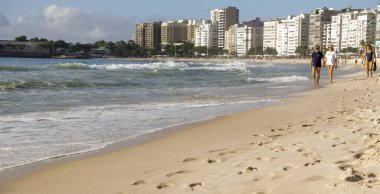  Rio de Janeiro, Brasil- 05 Mart 2020: Vatandaşlar Copacabana sahilinde yüzüyor ve güneşleniyor