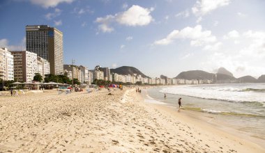  Rio de Janeiro, Brasil- 05 Mart 2020: Vatandaşlar Copacabana sahilinde yüzüyor ve güneşleniyor