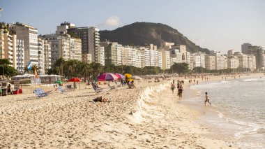  Rio de Janeiro, Brasil- 05 Mart 2020: Vatandaşlar Copacabana sahilinde yüzüyor ve güneşleniyor
