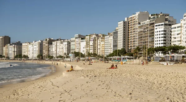Rio Janeiro Brasil Mart 2020 Vatandaşlar Copacabana Sahilinde Yüzüyor Güneşleniyor — Stok fotoğraf