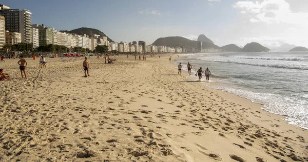 2020年3月5日ブラジル リオデジャネイロ コパカバーナの海岸で市民が泳いで日光浴をする — ストック写真