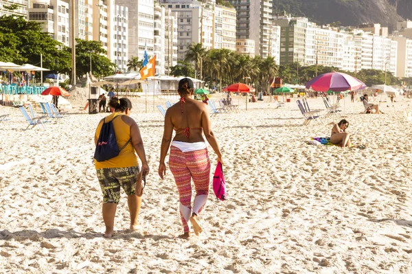 2020年3月5日ブラジル リオデジャネイロ コパカバーナの海岸で日光浴 — ストック写真