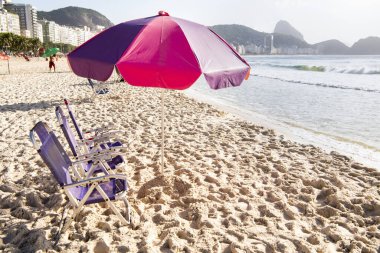  Rio de Janeiro, Brasil- 05 Mart 2020: Copacabana sahilinde güneşlenen vatandaşlar
