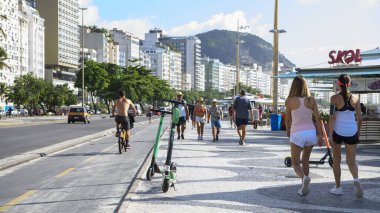  Rio de Janeiro, Brasil- 27 Şubat 2020: Avenida Atlantica 'da insanlar açık hava aktiviteleri için içeri giriyorlar. Taşıyıcı araçlar 