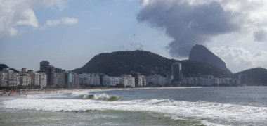  Rio de Janeiro, Brasil- 05 Mart 2020: Vatandaşlar Copacabana sahilinde yüzüyor ve güneşleniyor
