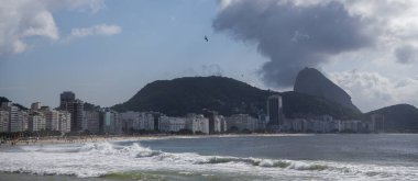  Rio de Janeiro, Brasil- 05 Mart 2020: Vatandaşlar Copacabana sahilinde yüzüyor ve güneşleniyor