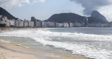  Rio de Janeiro, Brasil- 05 Mart 2020: Vatandaşlar Copacabana sahilinde yüzüyor ve güneşleniyor