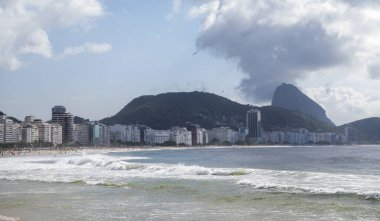  Rio de Janeiro, Brasil- 05 Mart 2020: Vatandaşlar Copacabana sahilinde yüzüyor ve güneşleniyor