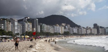  Rio de Janeiro, Brasil- 05 Mart 2020: Vatandaşlar Copacabana sahilinde yüzüyor ve güneşleniyor