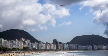  Rio de Janeiro, Brasil- 05 Mart 2020: Vatandaşlar Copacabana sahilinde yüzüyor ve güneşleniyor