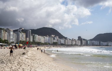  Rio de Janeiro, Brasil- 05 Mart 2020: Vatandaşlar Copacabana sahilinde yüzüyor ve güneşleniyor