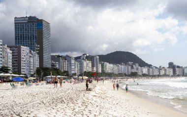  Rio de Janeiro, Brasil- 05 Mart 2020: Vatandaşlar Copacabana sahilinde yüzüyor ve güneşleniyor