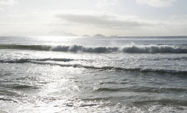 코파카바나 해변에서는 바다의 파도가 옵니다 리우데자네이루 2020 — 스톡 사진