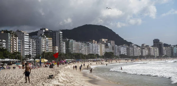 2020年3月5日ブラジル リオデジャネイロ コパカバーナの海岸で市民が泳いで日光浴をする — ストック写真