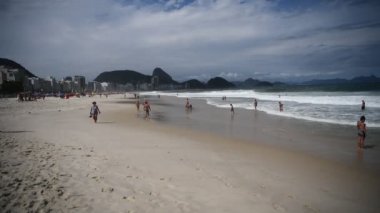 Rio de Janeiro, Brasil- 29 Şubat 2020: Halk Copacabana sahilinde yüzüyor ve güneşleniyor