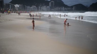 Rio de Janeiro, Brasil- 29 Şubat 2020: Halk Copacabana sahilinde yüzüyor ve güneşleniyor