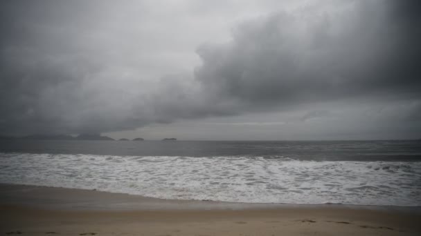 코파카바나 해변에서는 바다의 파도가 옵니다 리우데자네이루 2020 — 비디오