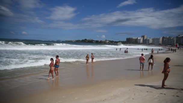 Rio Janeiro Brazilië Februari 2020 Burgers Zwemmen Zonnebaden Het Strand — Stockvideo