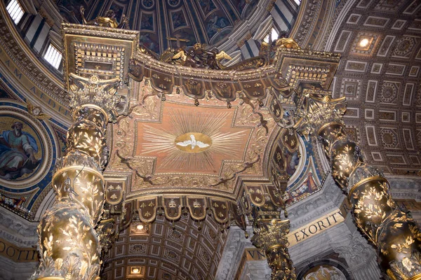 Vaticano Italia Abril 2014 Baldacchino Bernini Dentro Basílica San Pedro —  Fotos de Stock