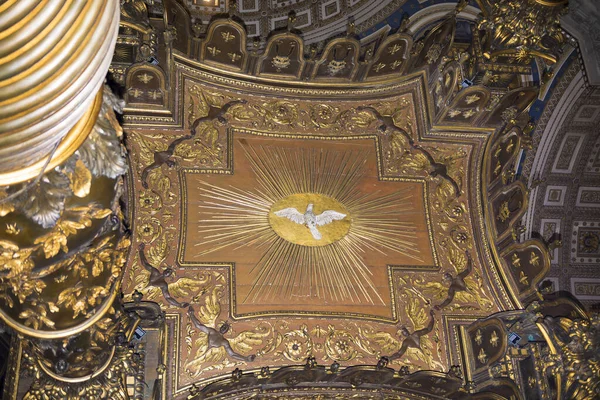 Vatikanen Italien April 2014 Berninis Baldacchino Innanför Sankt Peterskyrkan — Stockfoto