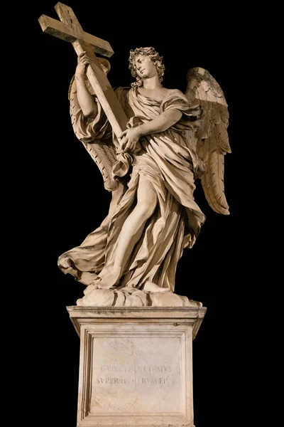 ローマ サンタンジェロで十字架を持つ天使の像 黒に分離されました クリッピング パスの利用 — ストック写真