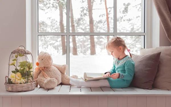 Years Old Girl Reading — Stock Photo, Image