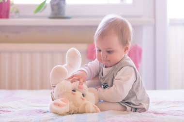 10 aylık bebek kız ile pelüş tavşan oynuyor