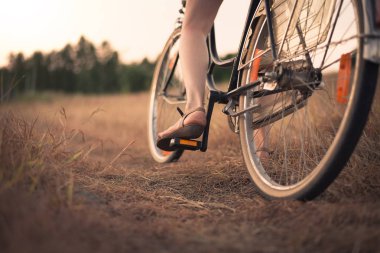 Kırsal bir yolda bisiklet sürmek