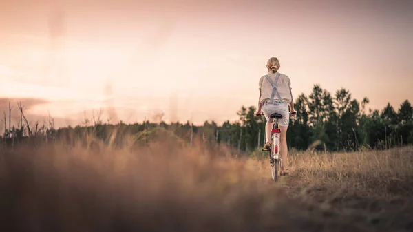 Woman Riding Bicycle Rural Road — Stock Photo, Image