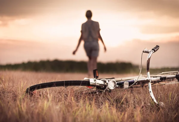 Mulher Bicicleta Uma Paisagem Rural — Fotografia de Stock