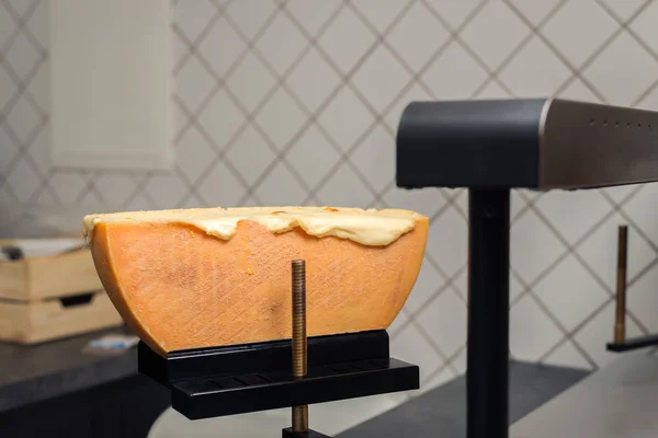 Fromage Raclette Suisse Traditionnel Sur Une Machine Raclette — Photo