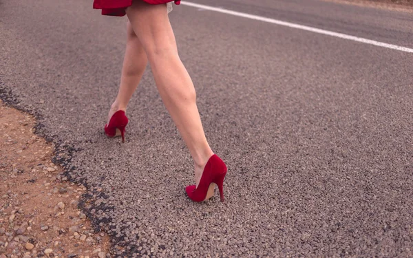 Beautiful Legs Woman Wearing Short Skirt Red Shoes Striding Roadway — Stock Photo, Image