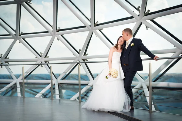 Recém Casados Abraçando Noiva Descansando Cabeça Ombro Noivo — Fotografia de Stock