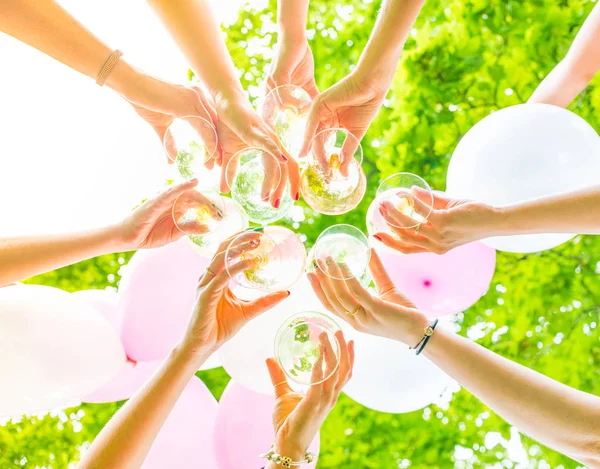 Las Manos Femeninas Tintineo Vasos Despedida Soltera Aire Libre — Foto de Stock