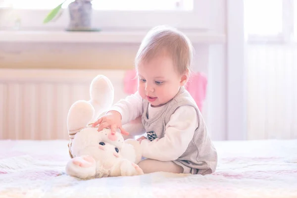 Månader Gammal Baby Flicka Som Leker Med Plysch Kanin — Stockfoto