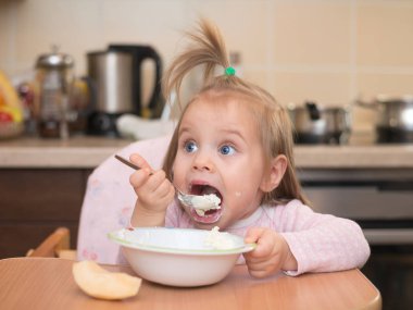 1,5 yaşında kız tek başına yemek
