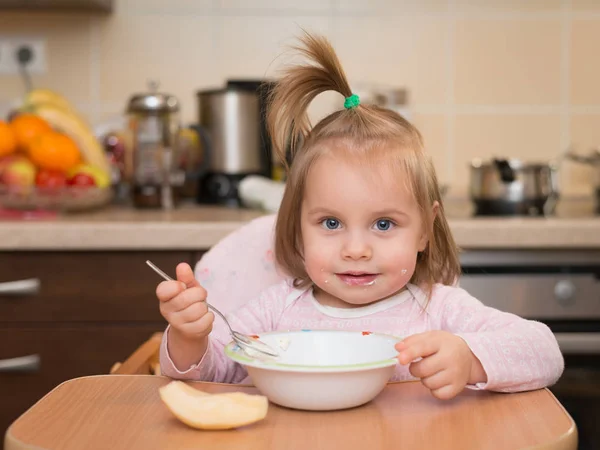 Meisje Van Baby Van Jaar Eten Door Haarzelf — Stockfoto