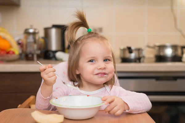 Jaar Oud Meisje Eten Door Haarzelf — Stockfoto