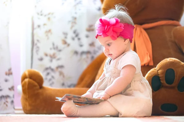 Aylık Bebek Kız Bir Kitap Incelenmesi — Stok fotoğraf
