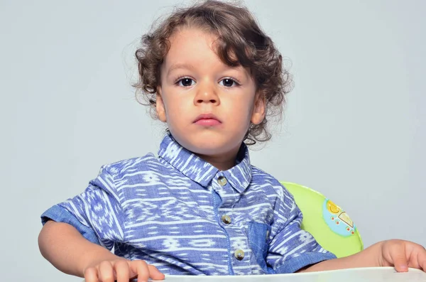 Hermoso niño rizado mirando hacia adelante, ojos grandes niño triste — Foto de Stock